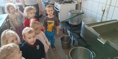 Dzień Pizzy. Wizyta w przedszkolnej kuchni